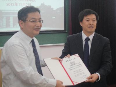 材料学院院长为杨宇润博士颁发聘书